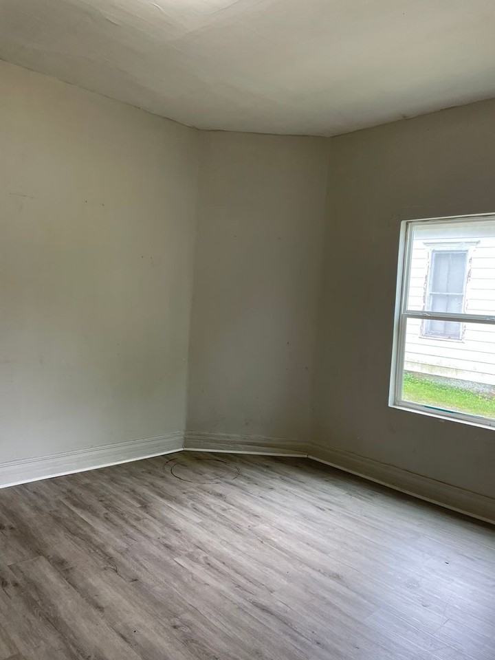 2234 N Travis Ave - Photo 3 of 10