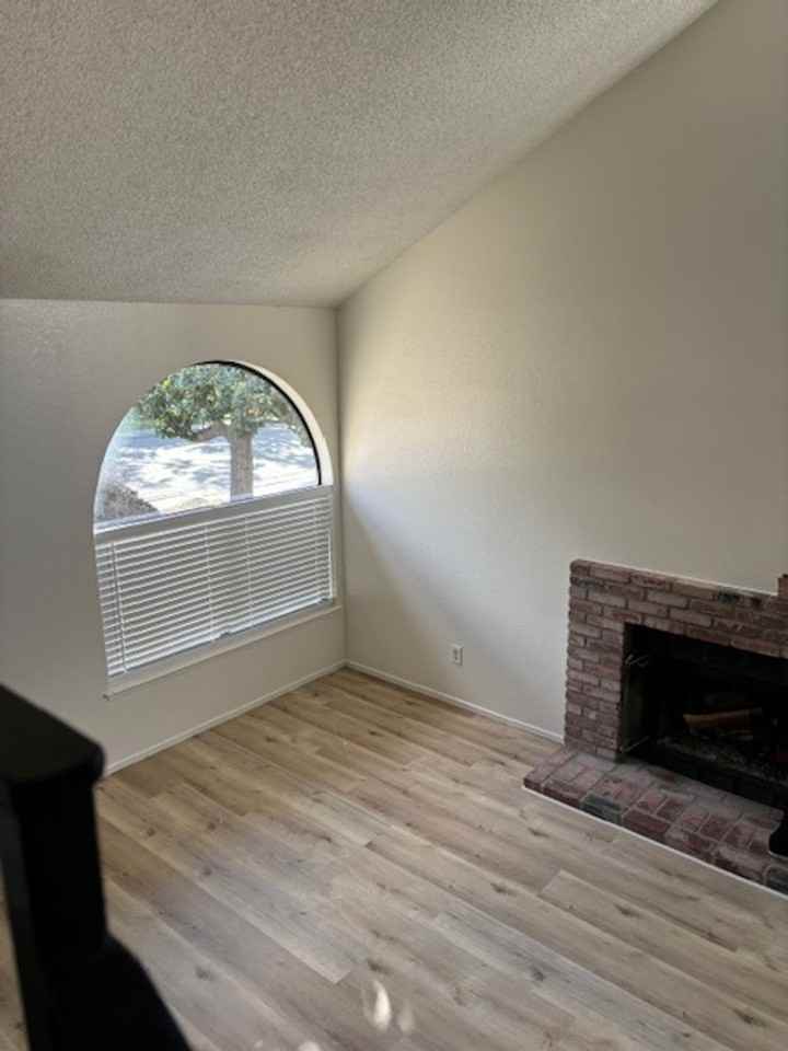 1376 Magnolia Ave - Photo 5 of 23