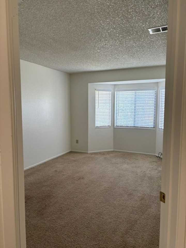 1376 Magnolia Ave - Photo 7 of 23