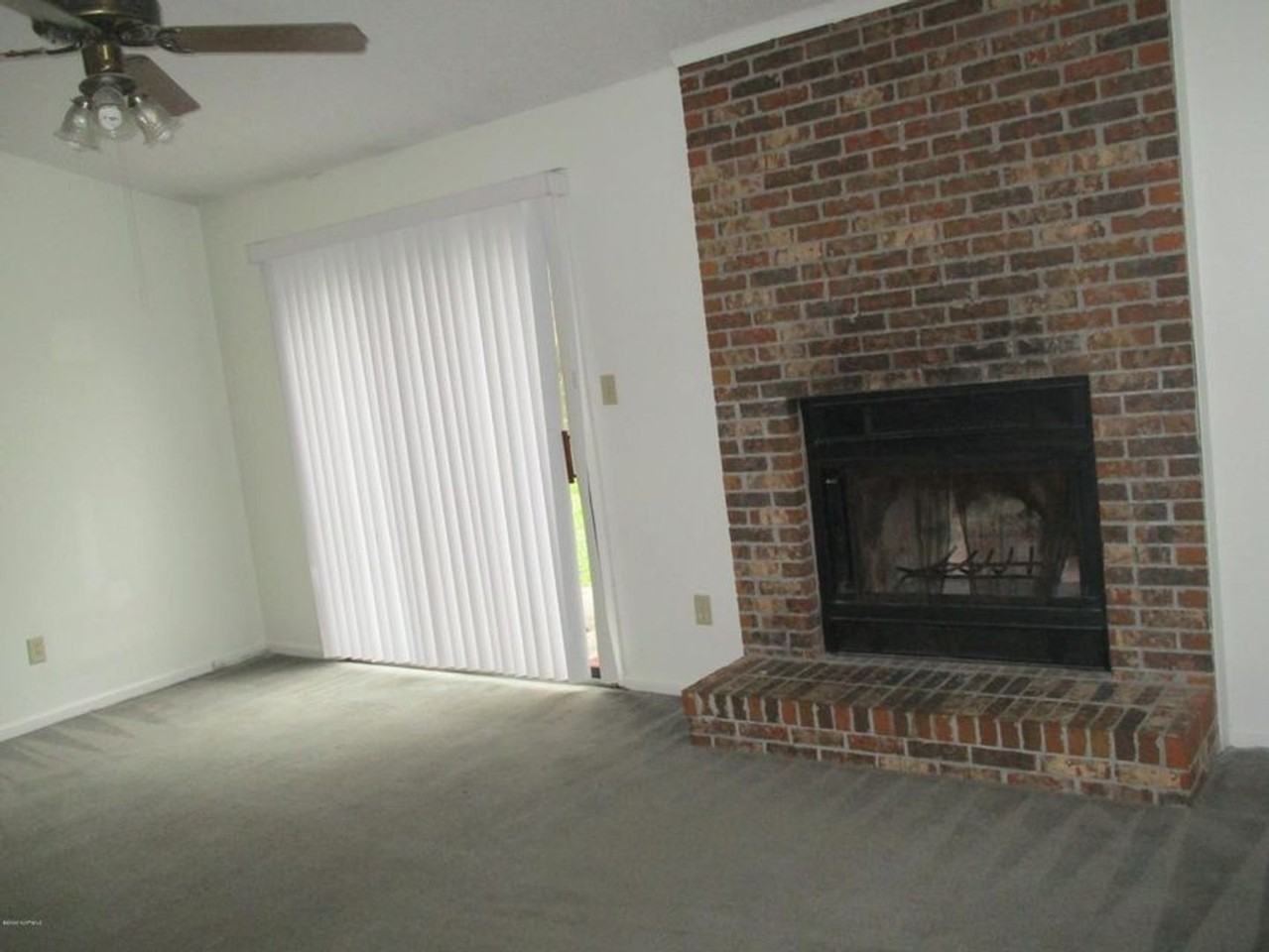 1916 Rolling Ridge Dr - Photo 3 of 9