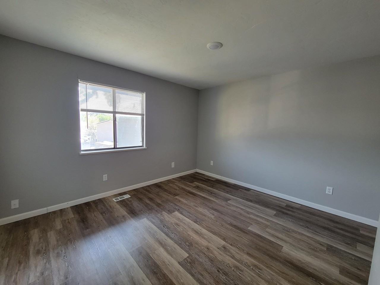 Updated 2 bedroom apartment next to Riverbend Park! - Photo 7 of 11