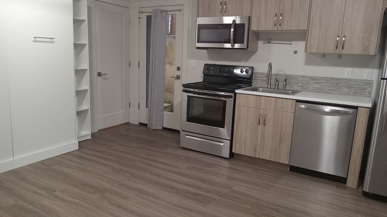 5475 N Bowdoin St - Photo 7 of 20