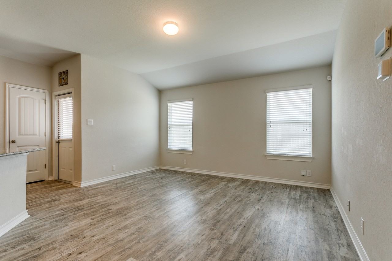 14118 Tyler Pt - Photo 2 of 12