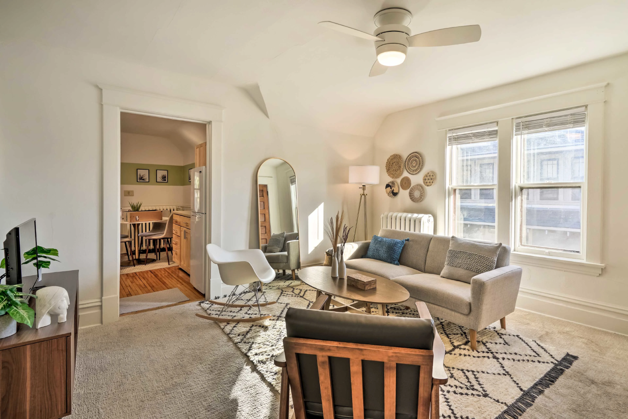 537 Michigan St Uppr Unit #Unit - Photo 4 of 24