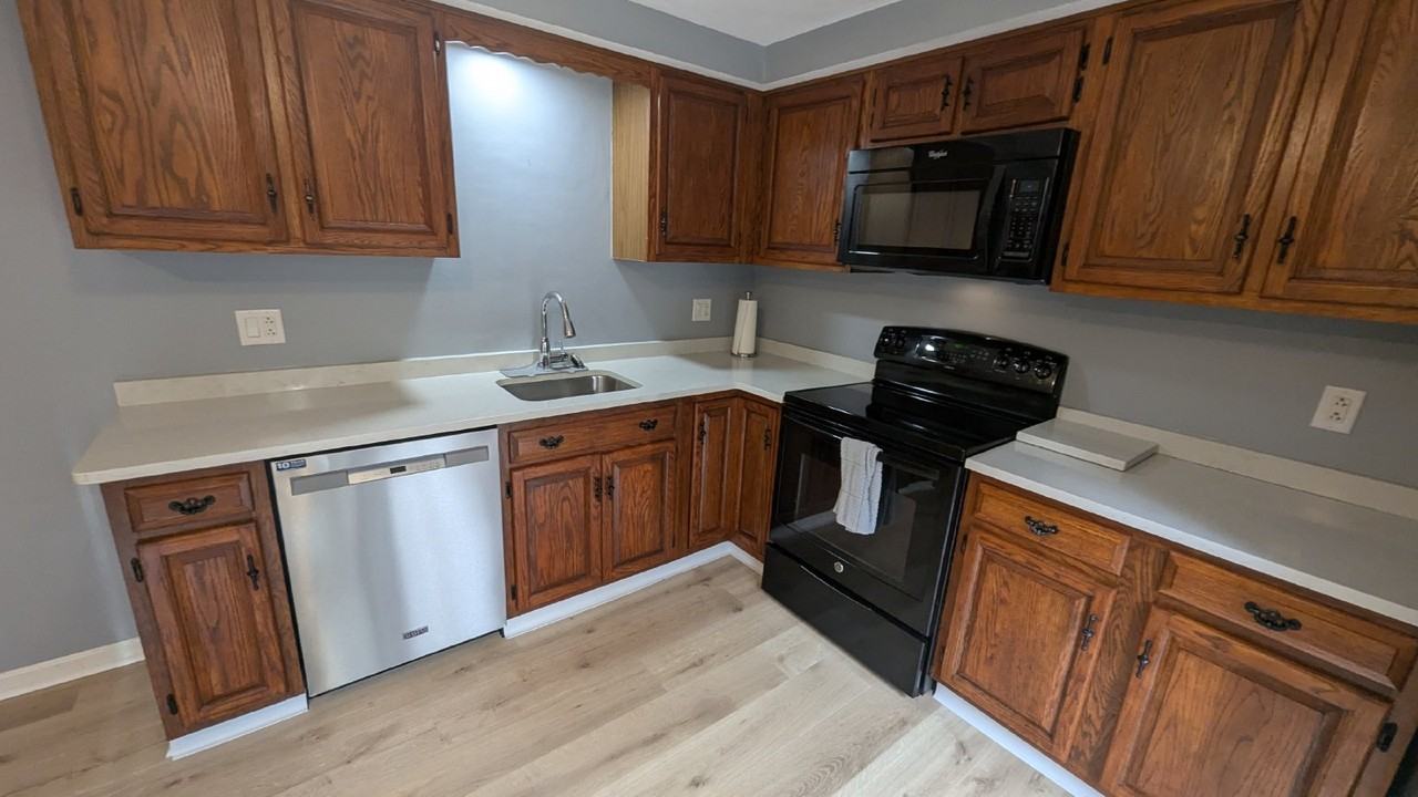 13 Village Way Apt A - Photo 3 of 24