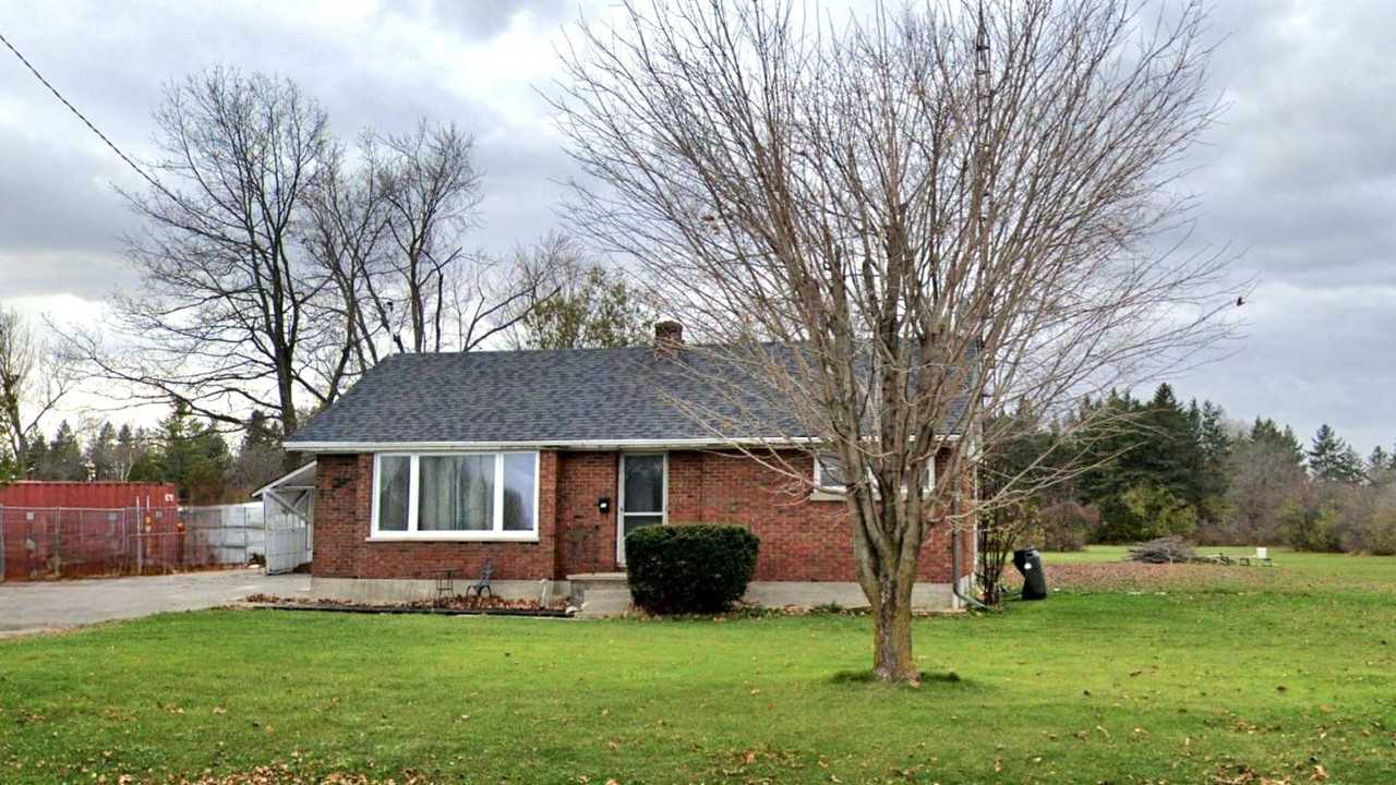 35 Angeline Street North - Photo 2 of 10