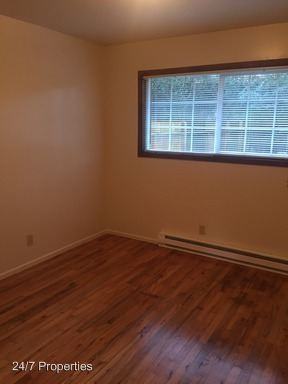 SE Caruthers St - Photo 2 of 9