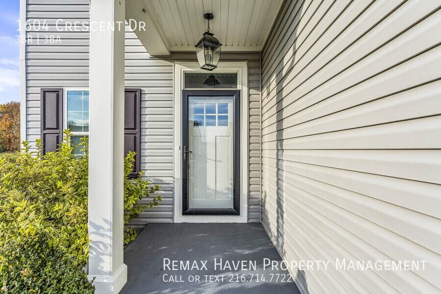 1604 Crescent Dr - Photo 3 of 38