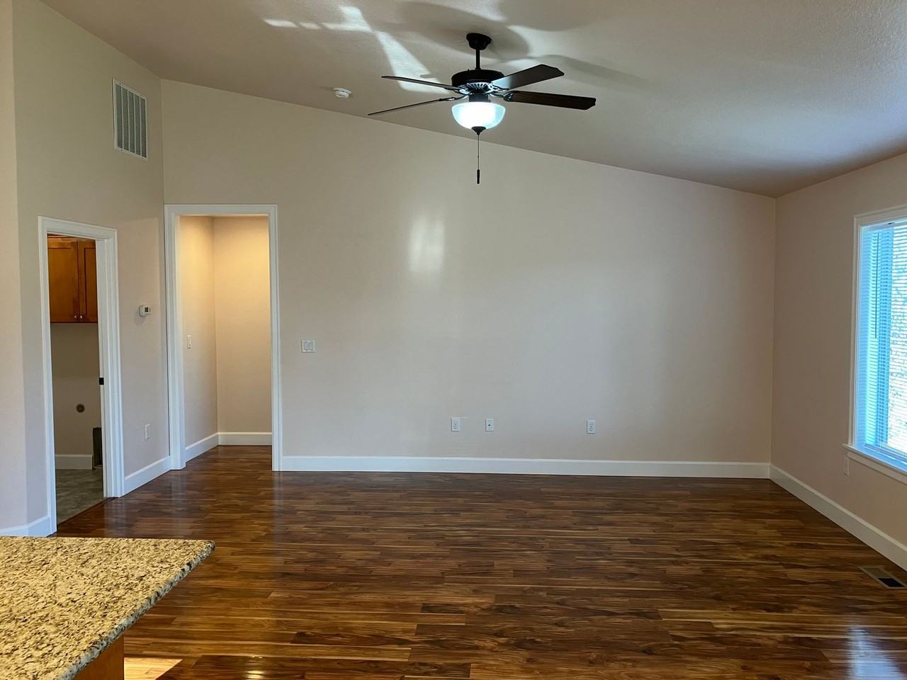 2770 Hollywood Dr Ne - Photo 3 of 20