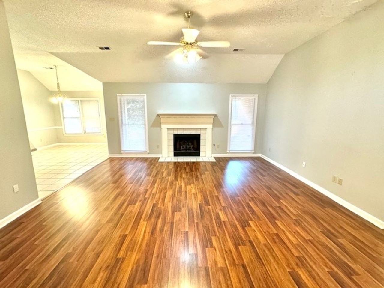 9018 Johnston St - Photo 3 of 13