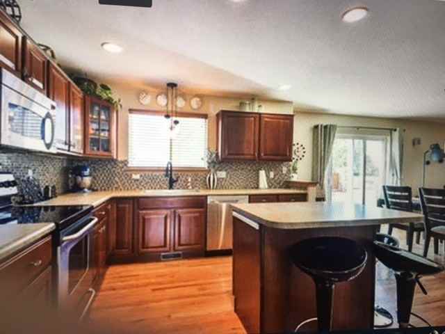 6351 Carmichael St - Photo 5 of 28