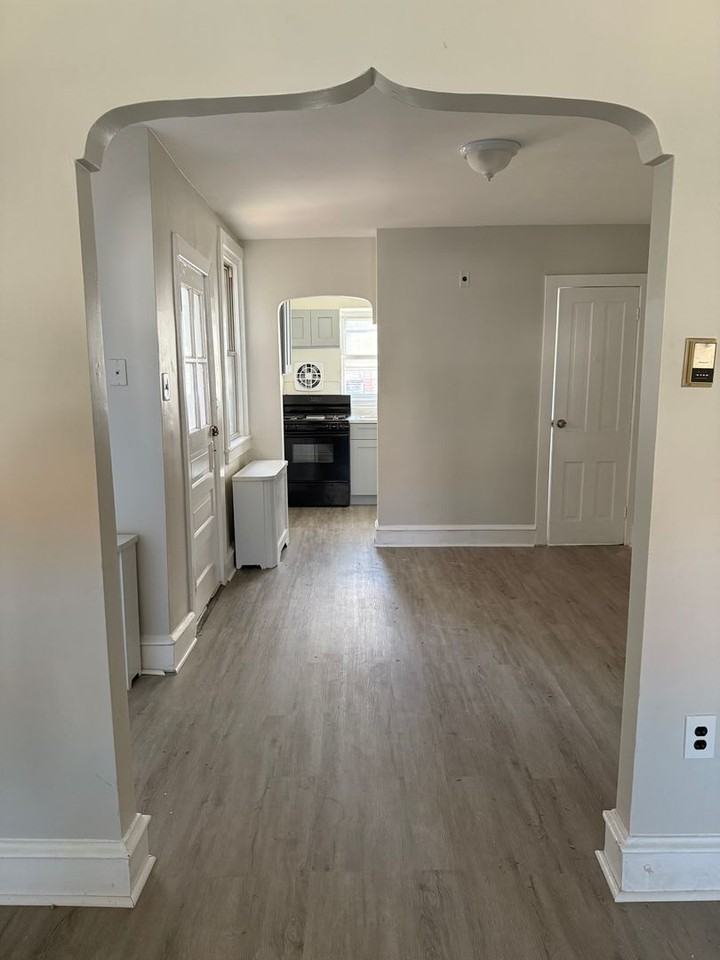 884 Bridge St - Photo 3 of 27