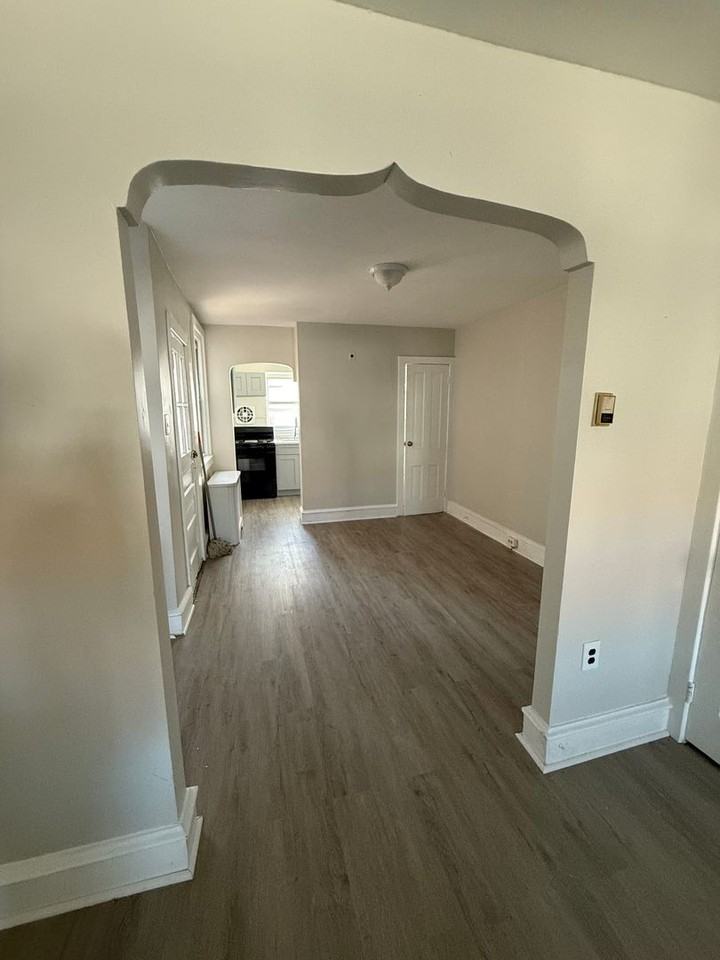 884 Bridge St - Photo 4 of 27