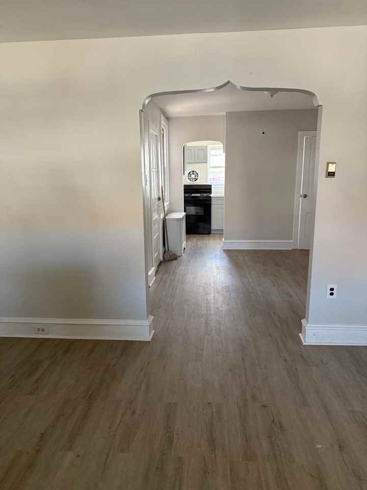 884 Bridge St - Photo 5 of 27