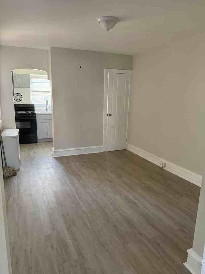 884 Bridge St - Photo 6 of 27