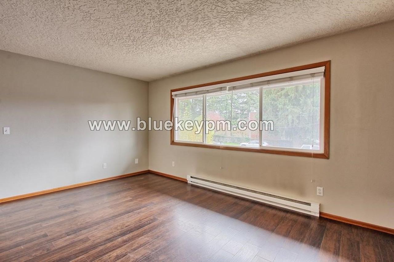 610 E 16th St - Photo 3 of 8