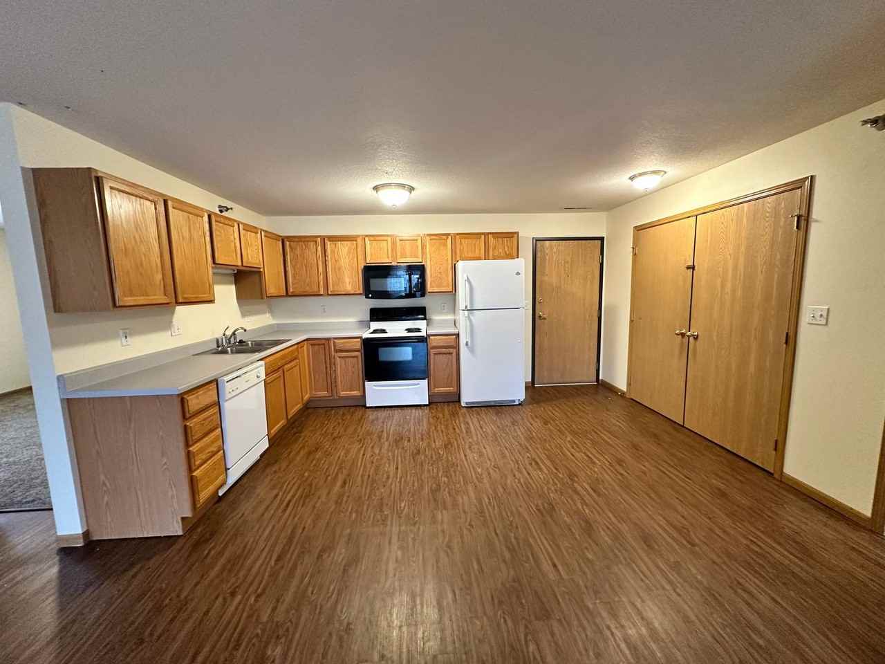 223 Crystal St - Photo 2 of 8