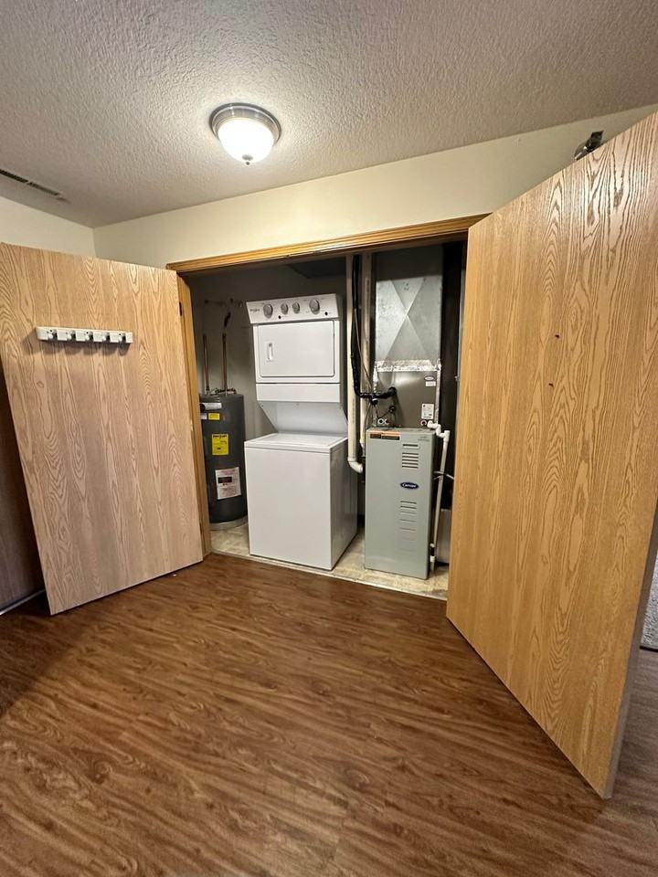 223 Crystal St - Photo 3 of 8