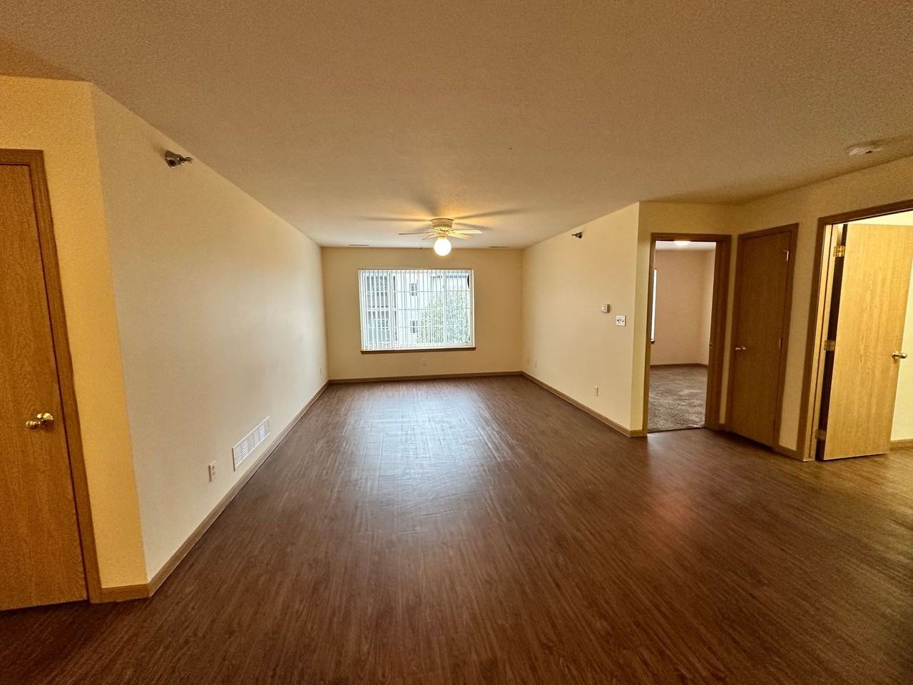 223 Crystal St - Photo 4 of 8