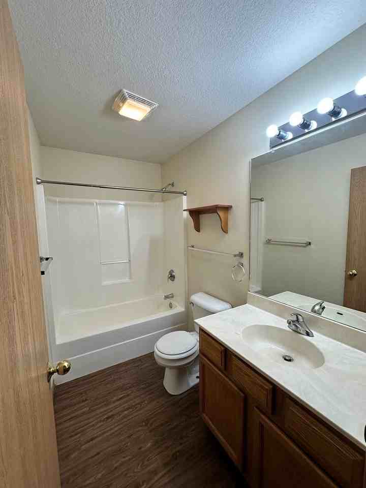 223 Crystal St - Photo 6 of 8