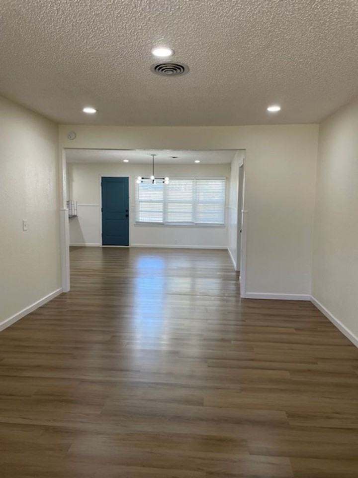 4210 52nd St - Photo 3 of 10
