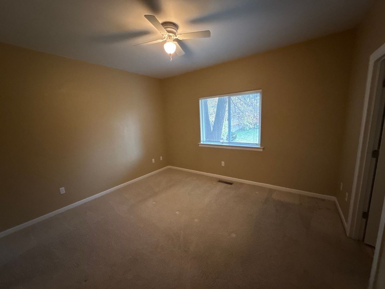 21183 Copperfield Ave - Photo 6 of 16