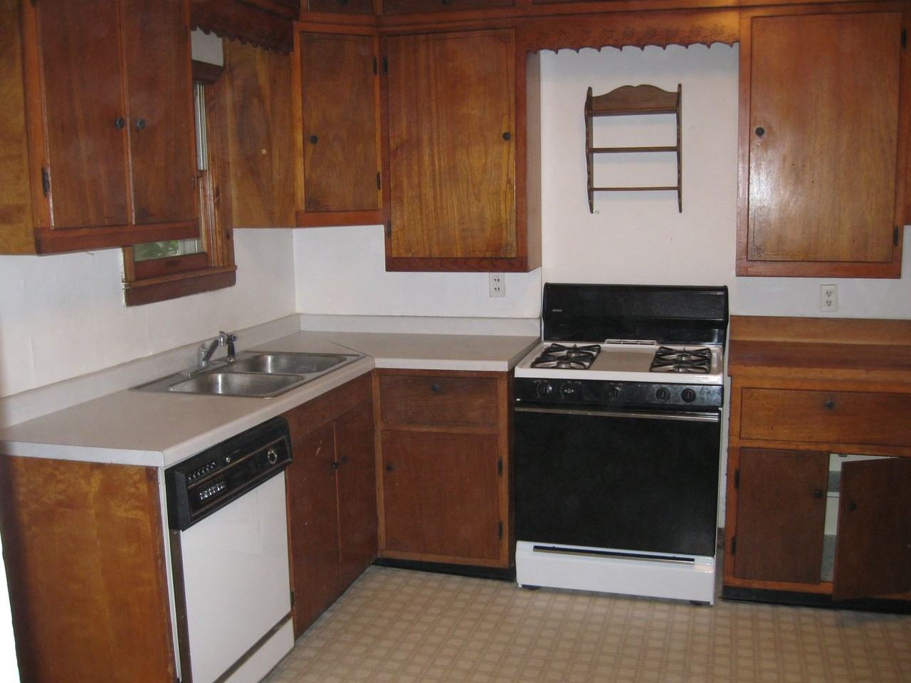 608 S Mills St - Photo 4 of 30