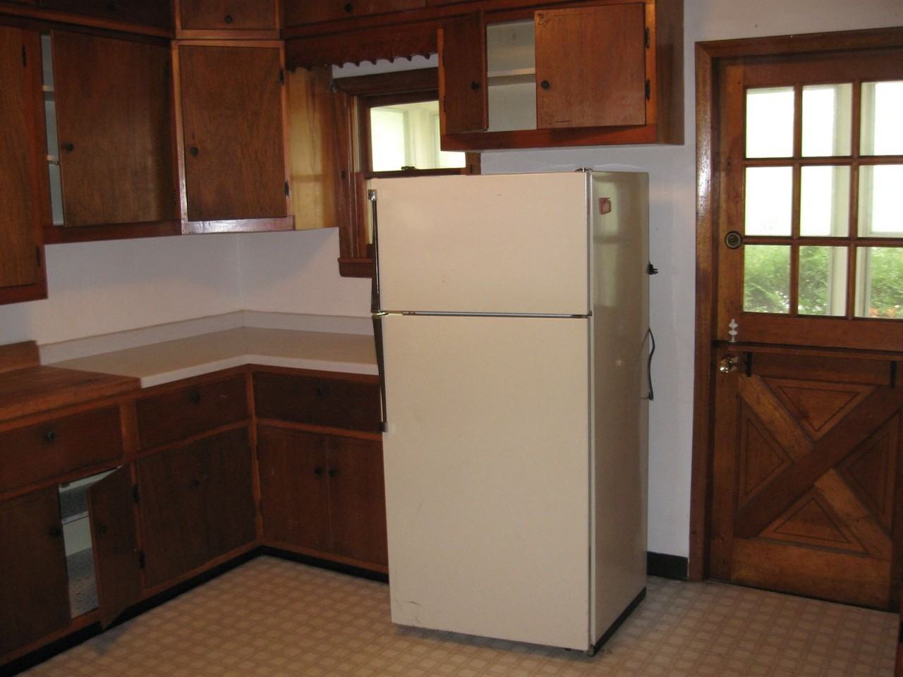 608 S Mills St - Photo 5 of 30