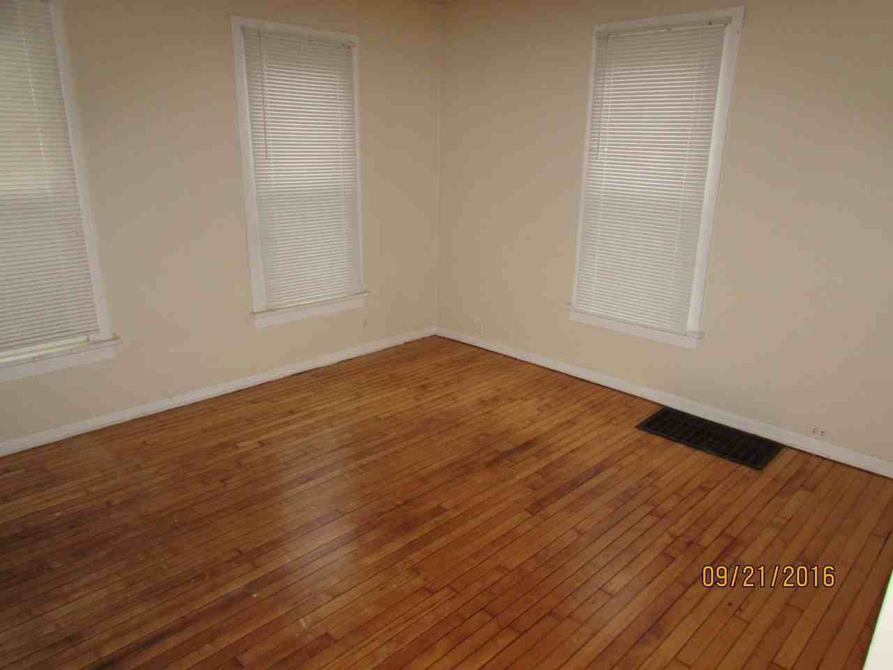 608 S Mills St - Photo 6 of 30