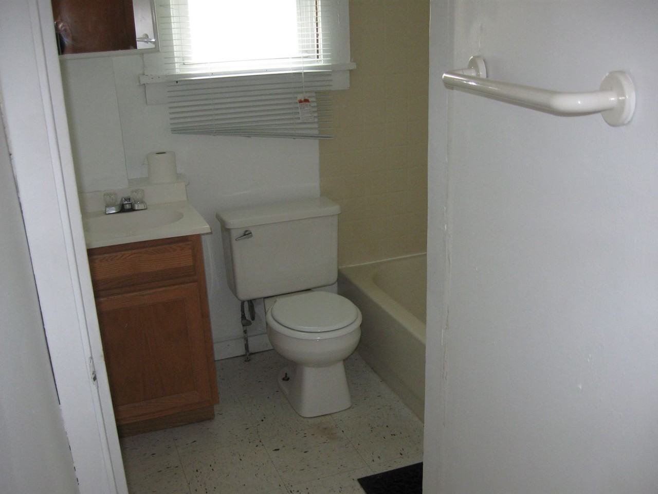 608 S Mills St - Photo 7 of 30