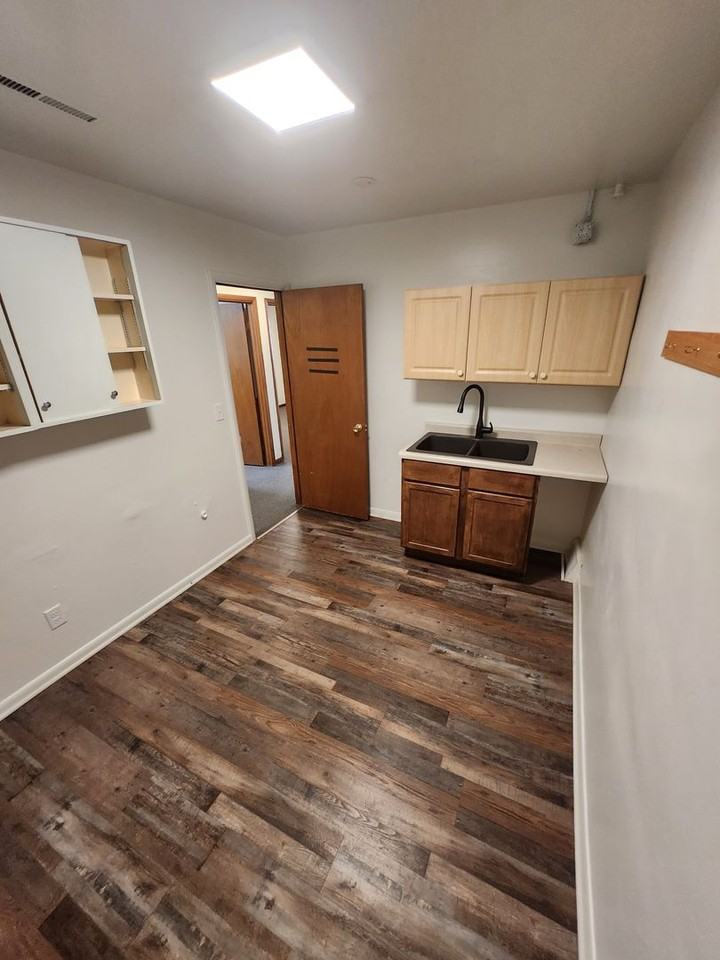 407 Oak St - Photo 3 of 11