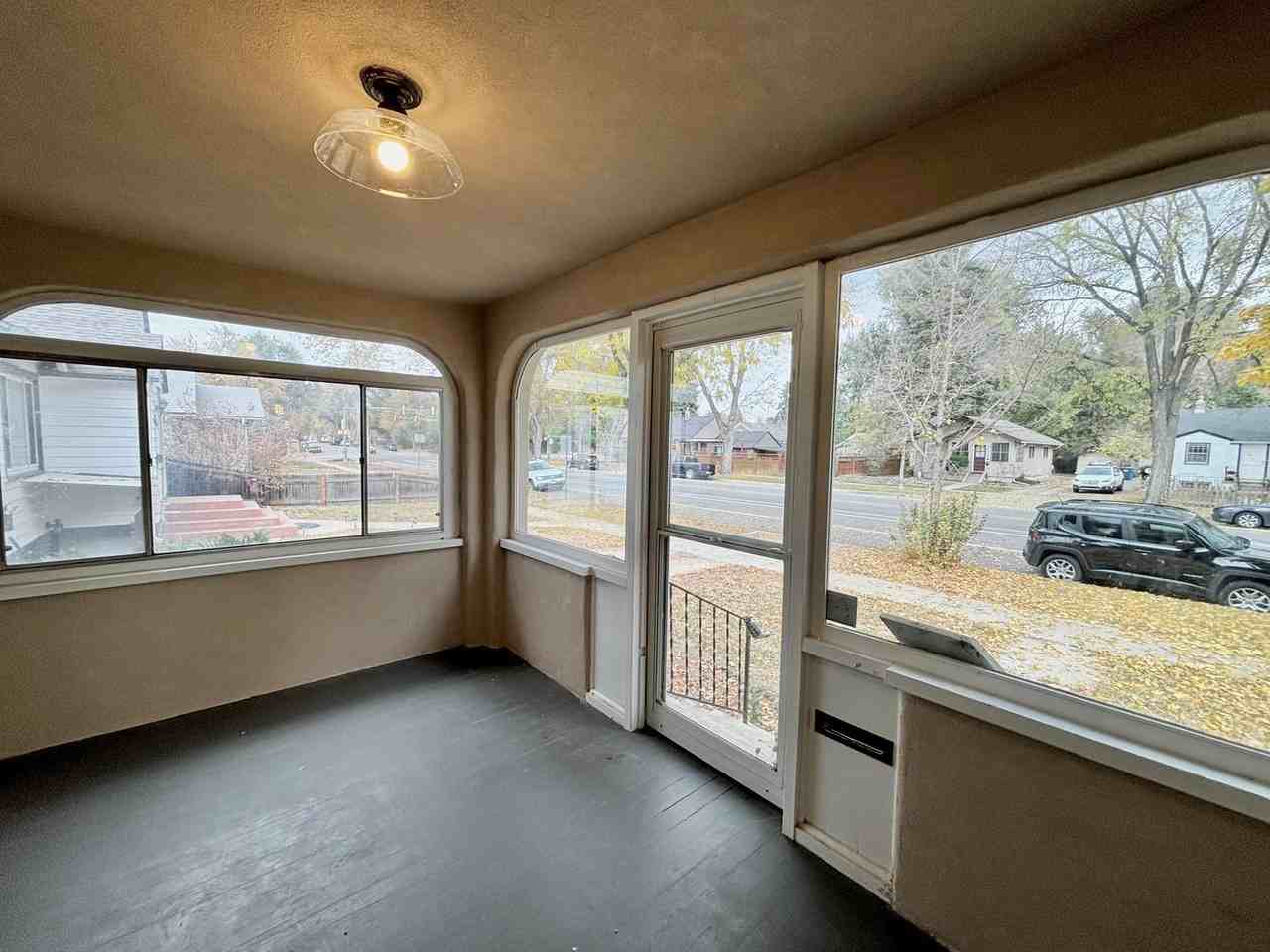 515 S Loomis Ave - Photo 3 of 25