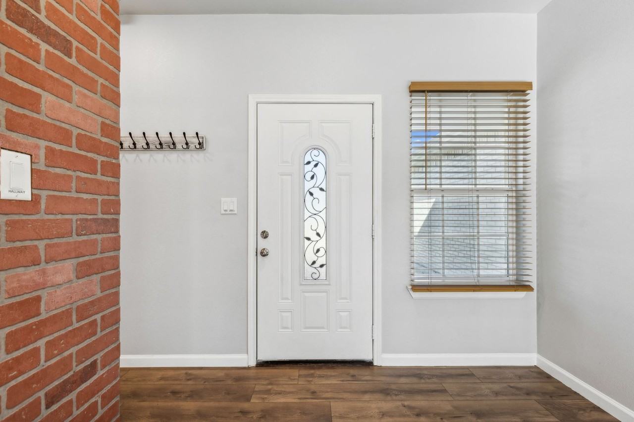1218 E James St - Photo 5 of 40