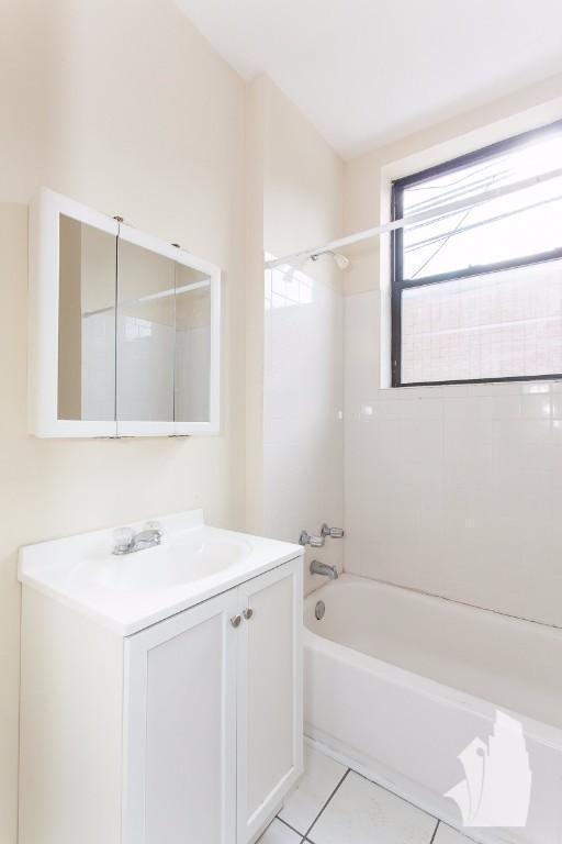 725 West Barry Avenue - Photo 6 of 7