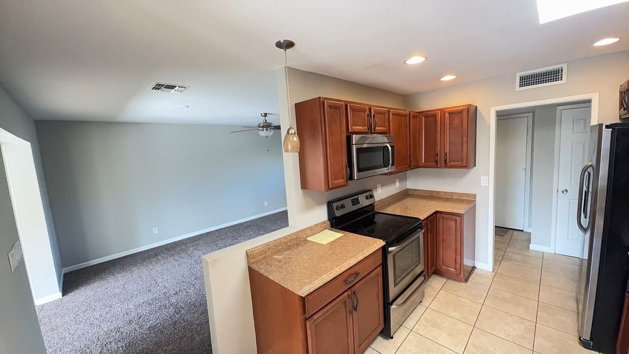10819 W Connecticut Ave - Photo 7 of 27
