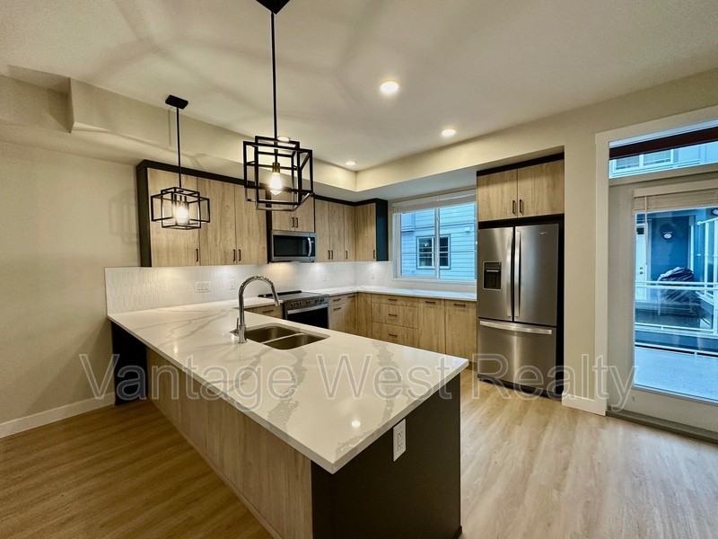 248 Gellatly Rd S - Photo 2 of 35