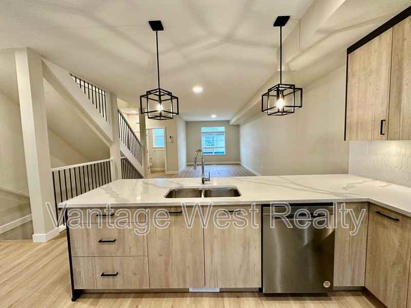 248 Gellatly Rd S - Photo 5 of 35