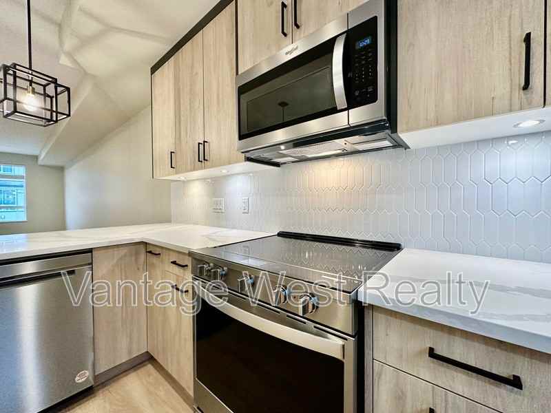 248 Gellatly Rd S - Photo 6 of 35