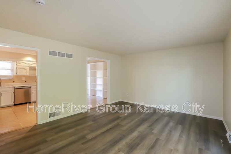 6700 Nw Hilldale Dr - Photo 3 of 25