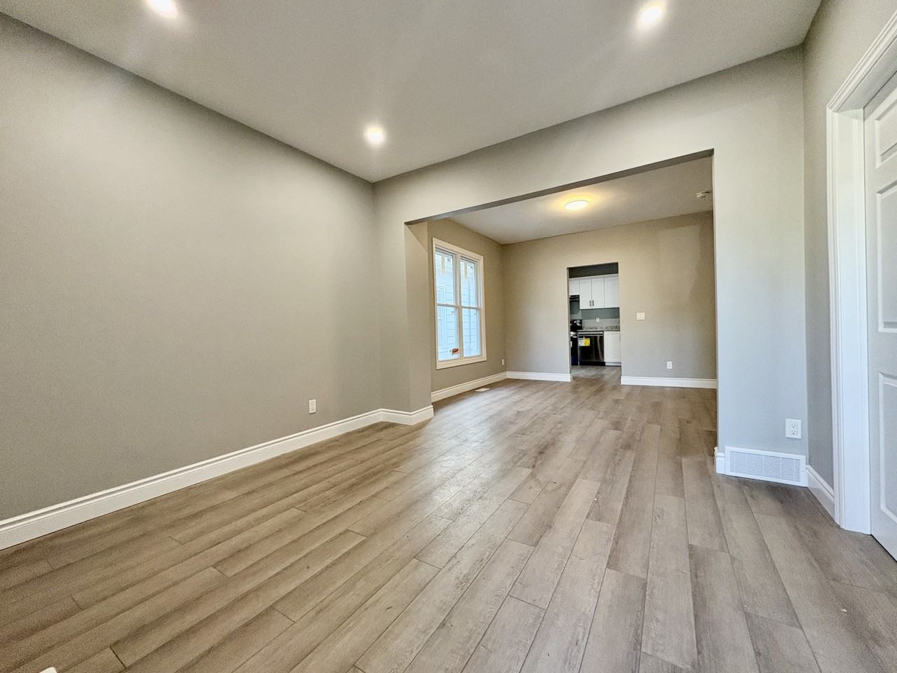 449 Ellis St W - Photo 2 of 27