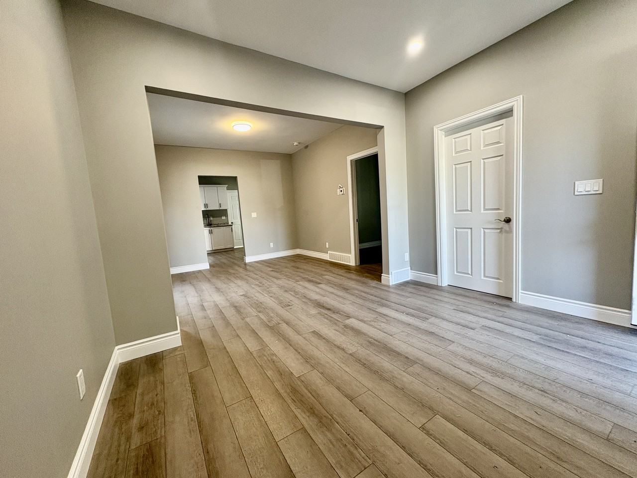 449 Ellis St W - Photo 3 of 27