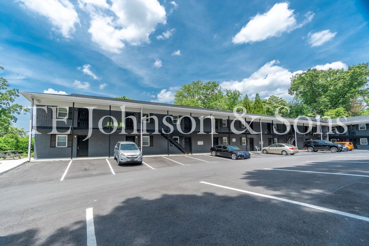 651 Summit St - Photo 3 of 20