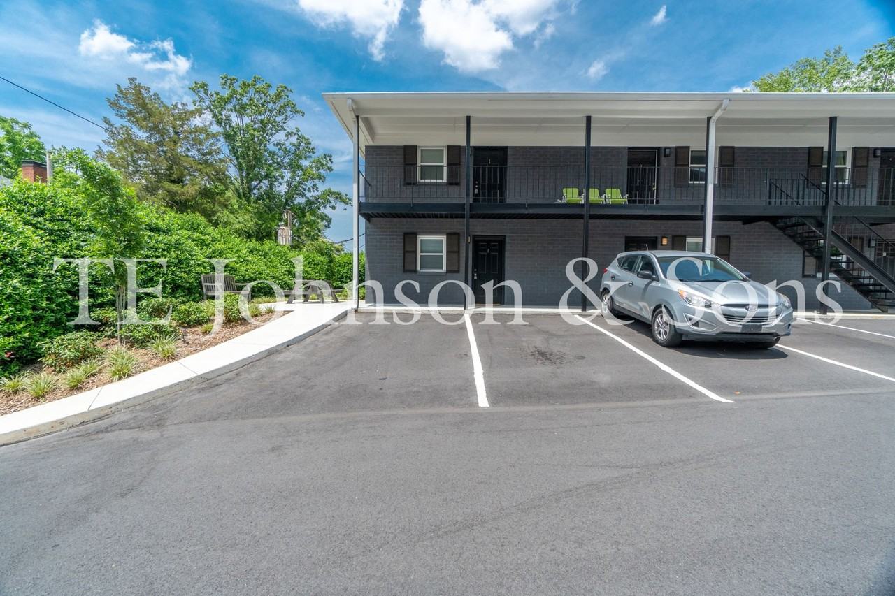 651 Summit St - Photo 4 of 20