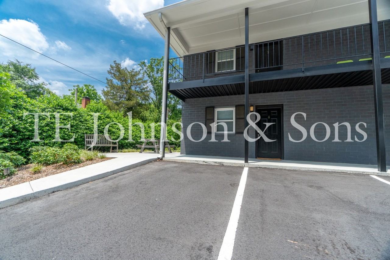 651 Summit St - Photo 5 of 20