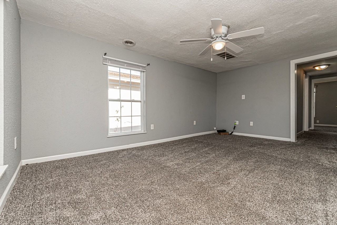 208 N 1st St - Photo 2 of 20