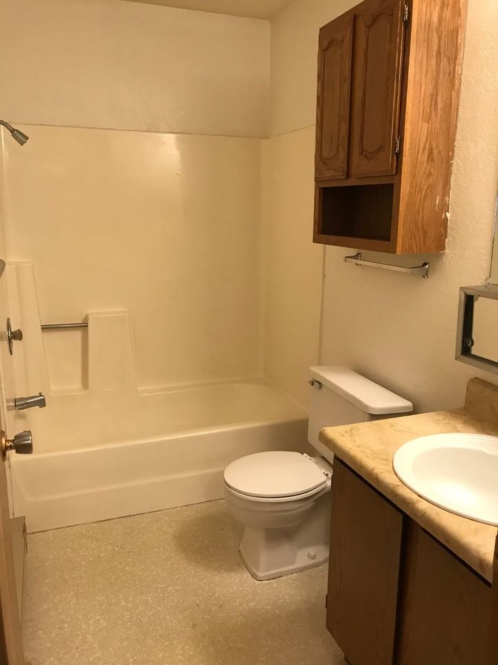 8 plex 1bd/1ba with Garage  $625 - Photo 3 of 8