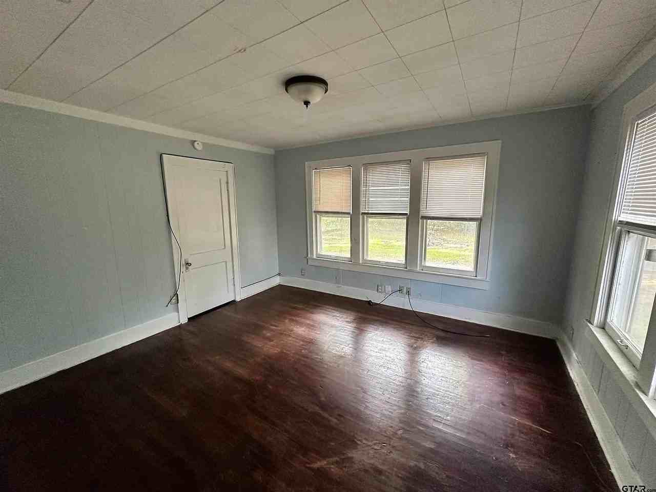 305 East Bradford Street - Photo 3 of 9