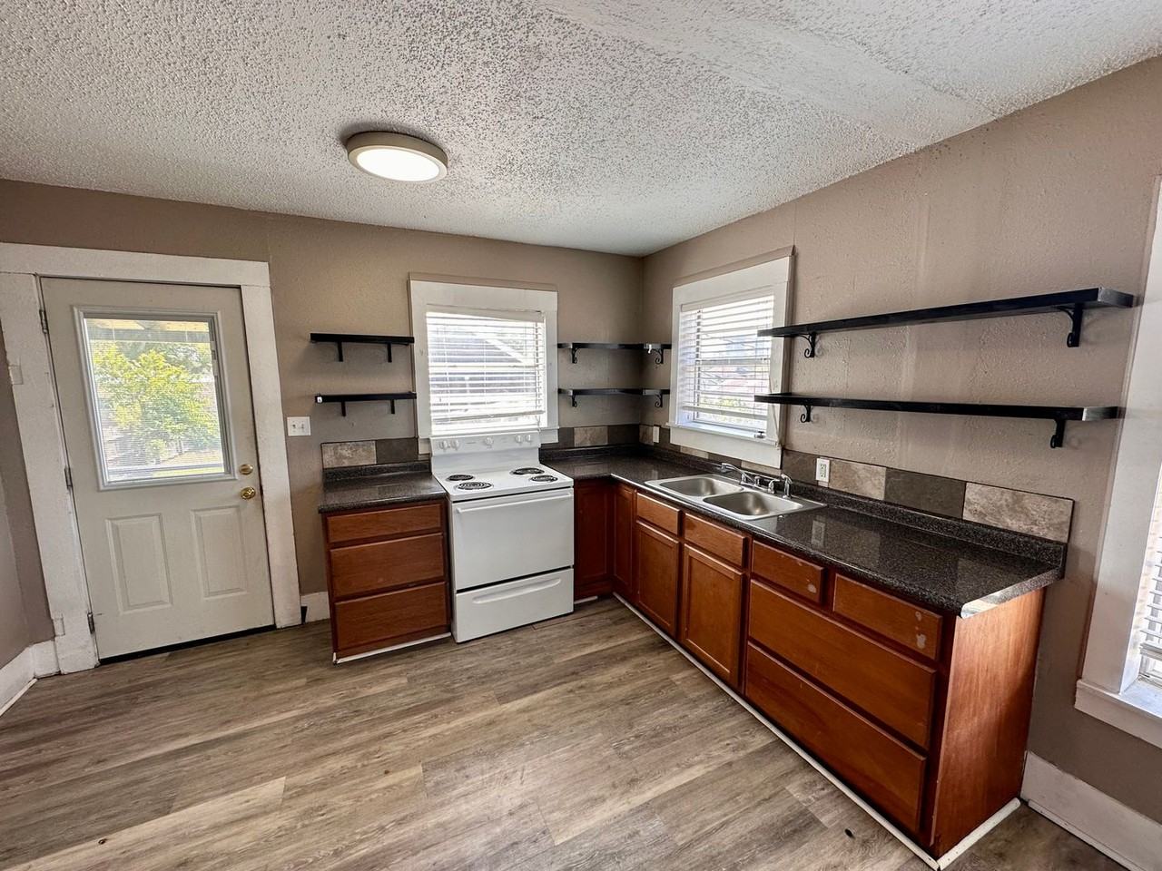 722 Avenue C - Photo 5 of 10