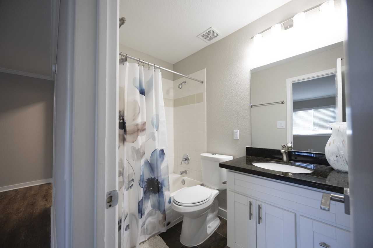 220 West Alabama Apartments - Photo 4 of 13