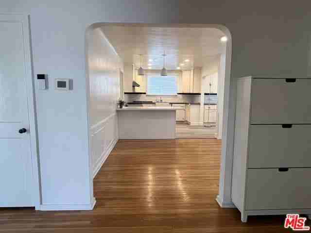 930 Westchester Pl - Photo 3 of 8